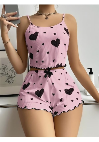 Red Womans Pamuklu Pembe Üstüne Siyah Kalp Desenli Askılı Fitilli Şortlu Pij Red Womans Pamuklu Pembe Üstüne Siyah Kalp Desenli Askılı Fitilli Şortlu Pij