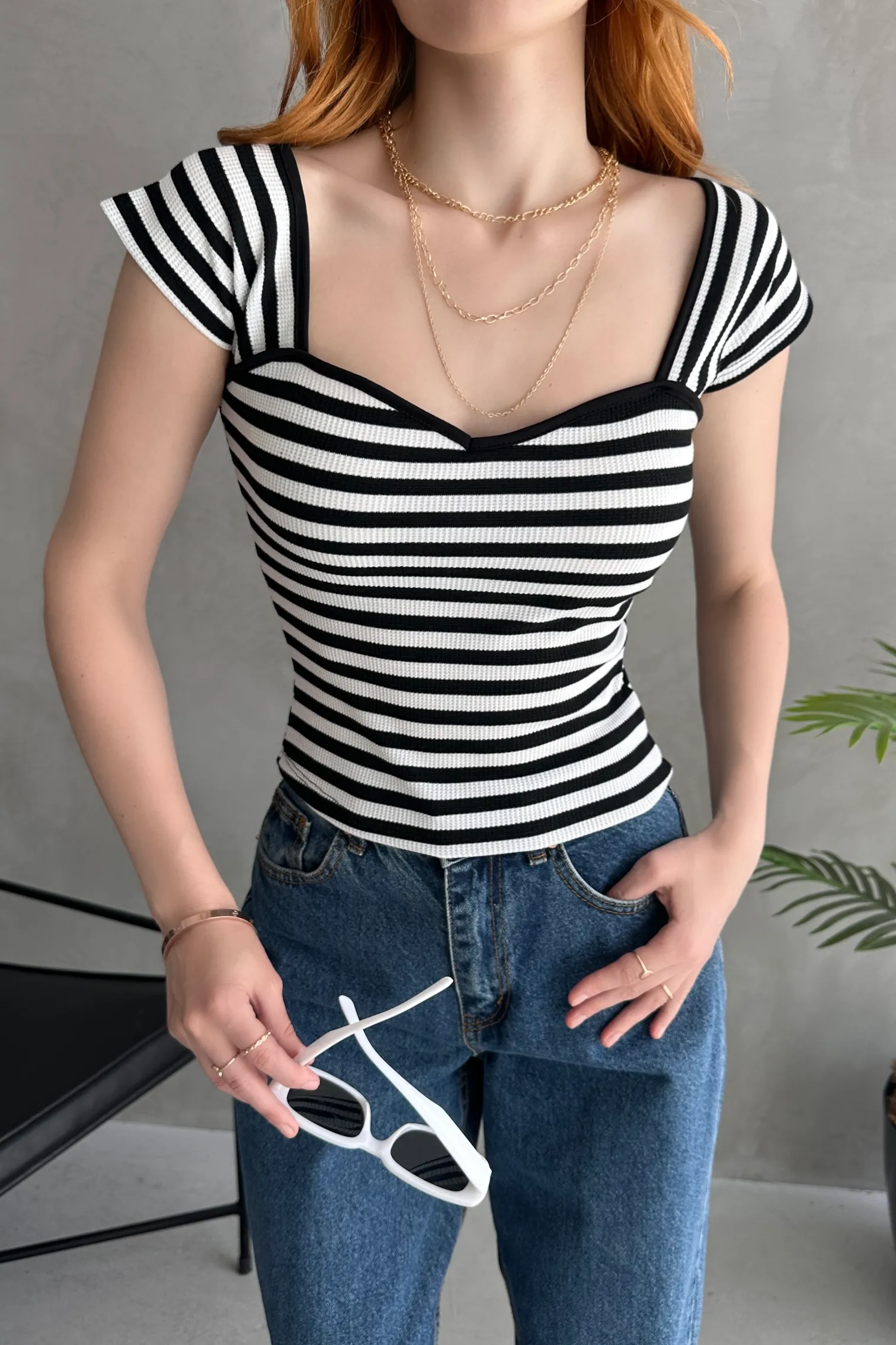 Nido Kalp Yaka Sırtı Bağcık Detaylı Crop Bluz Siyah & Beyaz