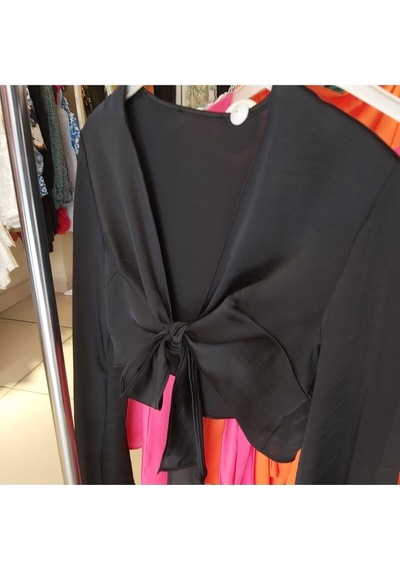 Fashion Cocktail Saten Önden Bağlamalı Dekolte Gece Kokteyl Kombin Uzun Kol Krop Bluz Siyah Fashion Cocktail Saten Önden Bağlamalı Dekolte Gece Kokteyl Kombin Uzun Kol Krop Bluz Siyah