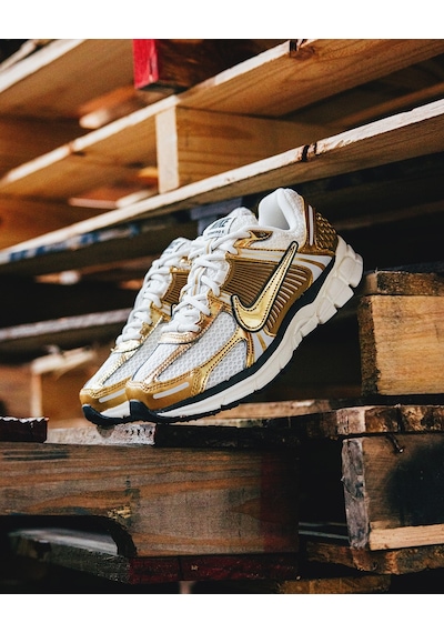 Nike Zoom Vomero 5 'metallic Gold' Kadın Sneaker-hf7723-001-tanemsport Altın - Beyaz Nike Zoom Vomero 5 'metallic Gold' Kadın Sneaker-hf7723-001-tanemsport Altın - Beyaz