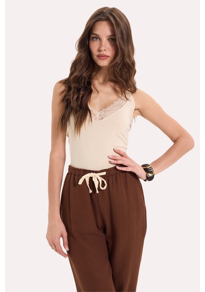 Tudors Kadın Slim Fit Dar Kesim Kolsuz V Yaka Dantel Detaylı Pamuklu Likralı Bej Crop-51074 Sarı