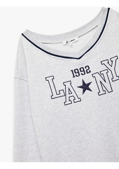 Koton Uzun Kollu V Yaka Biyeli Nakışlı Oversize Sweatshirt Kar Melanj 6wal10462ık Gri Melanj Koton Uzun Kollu V Yaka Biyeli Nakışlı Oversize Sweatshirt Kar Melanj 6wal10462ık Gri Melanj