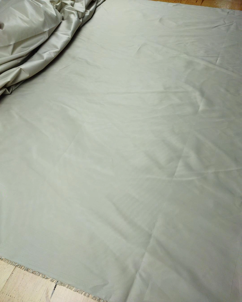 Sentetik Rüzgarlık Benzeri Dokuma Bej Renkte En 130 Cm X Boy 220 Cm -2192
