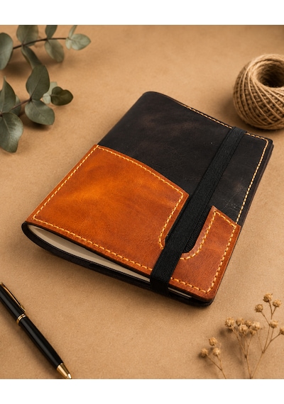 Bilikolik Hakiki Deri A5 Defter Kılıfı, El Yapımı, Telefon Cepli Ajanda Organizer, Defter Ve Kalem Dahil Koyu Kahve - Turuncu Bilikolik Hakiki Deri A5 Defter Kılıfı, El Yapımı, Telefon Cepli Ajanda Organizer, Defter Ve Kalem Dahil Koyu Kahve - Turuncu
