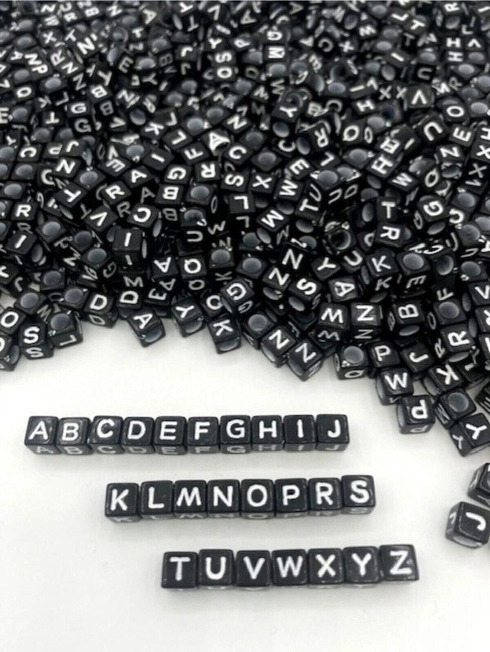 6mm Siyah Üzeri Beyaz Küp Harf Boncuk,6x6mm Alfabe Mektup Zar Boncuk 50gr, 350 Adet