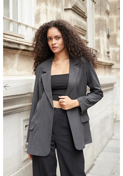 Kadın Çizgili Yakalı Cep Kapaklı Kolları Düğmeli Boyfriend Blazer Ceket-antrasit Çizgi Antrasit Çzg. Kadın Çizgili Yakalı Cep Kapaklı Kolları Düğmeli Boyfriend Blazer Ceket-antrasit Çizgi Antrasit Çzg.