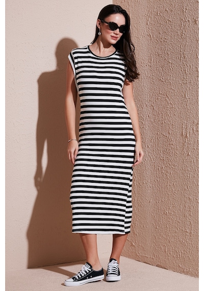 Lela Regular Fit Bisiklet Yaka Çizgili Midi Boy Bayan Elbise 5866105 Siyah-Beyaz Lela Regular Fit Bisiklet Yaka Çizgili Midi Boy Bayan Elbise 5866105 Siyah-Beyaz