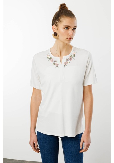 Kadın Açma Yaka Nakış İşlemeli Penye T-shirt Ekru Ekru