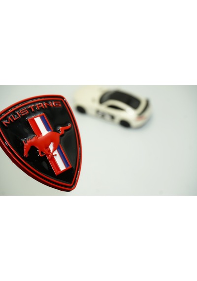Dk Mustang Koşan At Bagaj Logo Siyah Kırmızı Metal Plaka Arma