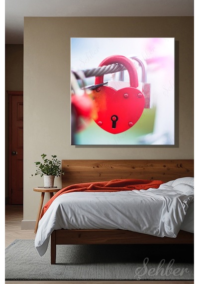 Parlak Kırmızı Renkli Kalp Şeklinde Romantik Bir Ask Kilidi Kare Kanvas Tablo Tekli 3960