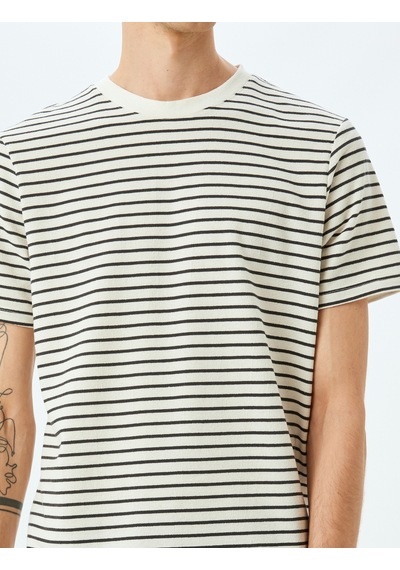 Koton Bisiklet Yaka Kısa Kollu Pamuk Karışımlı Tok Kumaş Çizgili Oversize Tişört Gri Çizgili 5sam10067hk Koton Bisiklet Yaka Kısa Kollu Pamuk Karışımlı Tok Kumaş Çizgili Oversize Tişört Gri Çizgili 5sam10067hk