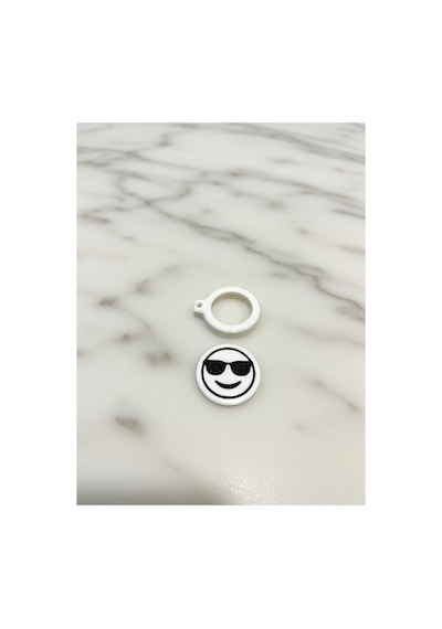 Mini Emoji Airtag Kılıfı - Gizli Takip Tutucu Anahtarlık 3d Baskılı, Beyaz/siyah Şık - Valiz