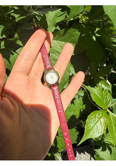 Minimal Deri Kordon Kadın Kol Saati Kırmızı Kordon Altın