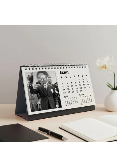 2027 Atatürk Masa Takvimi Özel Siyah Fotoğraflı Cumhuriyet Temalı Masaüstü Takvim