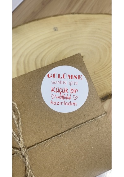Gülümse Kırmızı Yazılı Yuvarlak Yapışkanlı Etiket 5x5 Cm 100 Adet