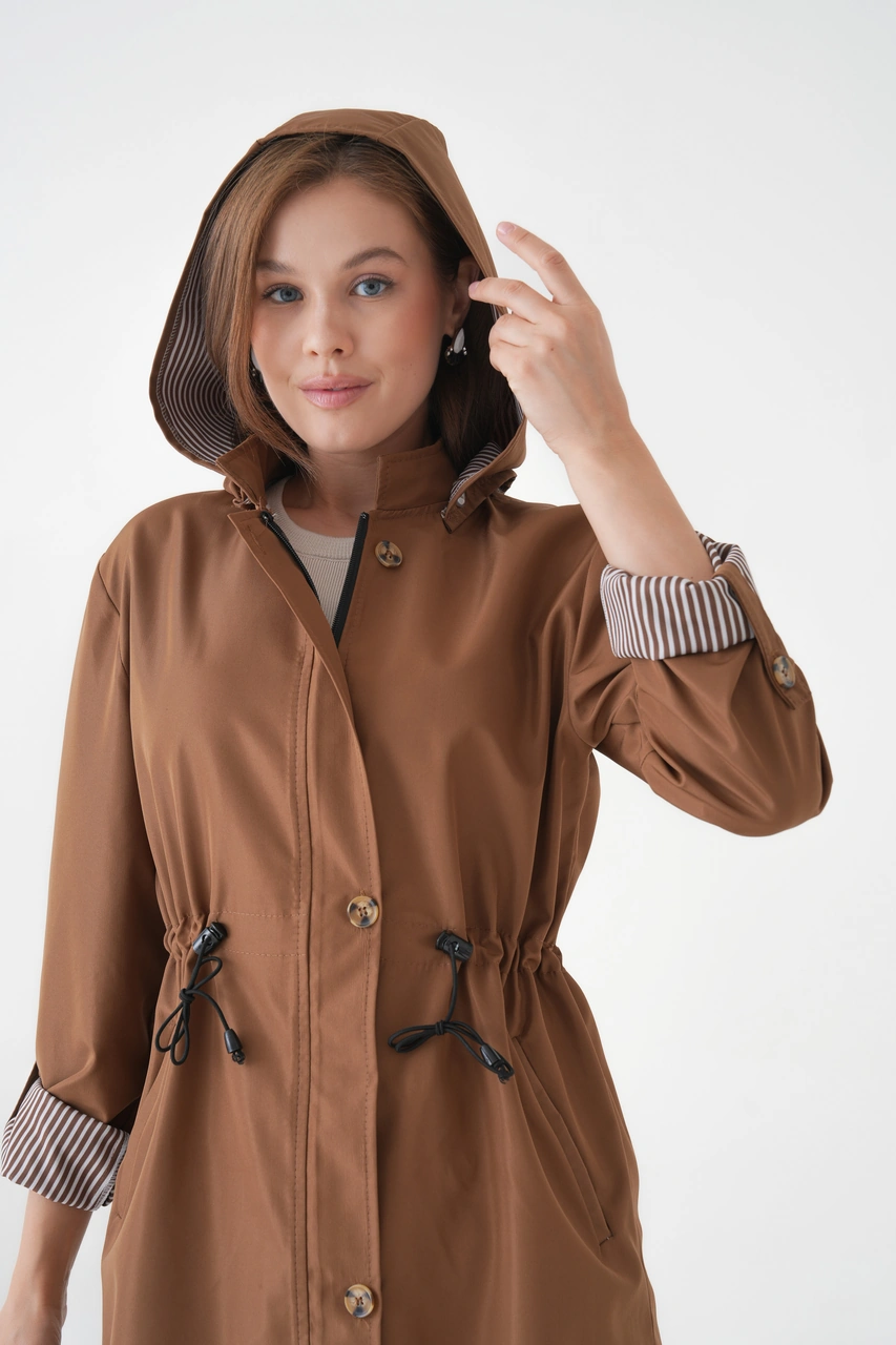 Ayşo Clothes Kadın Rüzgar Ve Su Geçirmez Bondit Kumaş Çıkarılabilir Düğmeli Kapüşon Beli Tünelli Mevsimlik Trençkot Taba