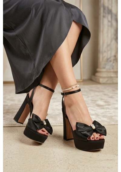 Fox Shoes Y820203904 Siyah Kumaş Kurdele Detaylı Kalın Platform Topuklu Kadın Ayakkabı Siyah Fox Shoes Y820203904 Siyah Kumaş Kurdele Detaylı Kalın Platform Topuklu Kadın Ayakkabı Siyah