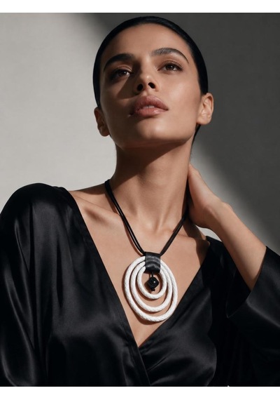 Üçlü Beyaz Halka Tasarım Örgü Deri Kadın Kolye - Modern Boho Uzun İpli Madalyon Kolye
