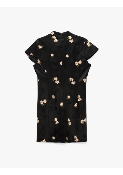 Koton Slim Fit Süs Düğmeli Kap Kol Mandarin Yaka Çiçekli Saten Qipao Mini Elbise Siyah Desenli 7wak80011ew Koton Slim Fit Süs Düğmeli Kap Kol Mandarin Yaka Çiçekli Saten Qipao Mini Elbise Siyah Desenli 7wak80011ew