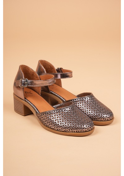 Analin Shoes Kadın Hakiki Deri Burnu Kapalı Delikli Sandalet Platin