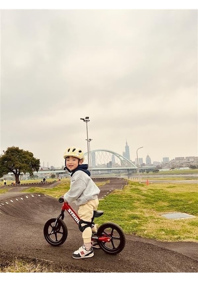 Strider 12 Spor Bisikleti, Kırmızı - 1 İla 4 Yaş Arası Çocuklar İçin Pedalsız Denge Bisikleti - Emniyet Pedi, Do Çok Renkli