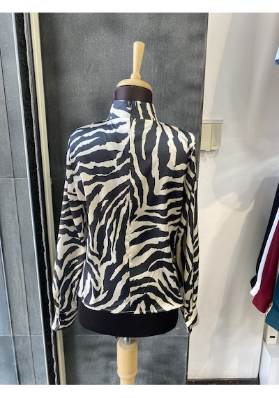 Pera Moda Gold Broşlu Zebra & Batik Desenli Bluz Siyah