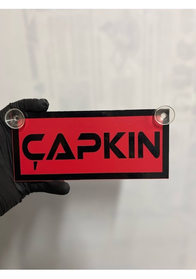 Kırmızı Renk Üzeri Siyah Renk Çapkın Yazılı Vantuzlu Cam Süsü