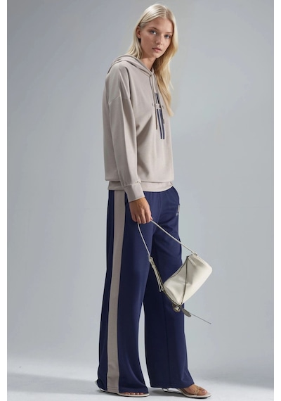 Hiccup Modal Dokulu Kapüşonlu Sweatshirt Ve Şerit Detaylı Pantolon Takımı Bersan Collection Taba Doğal Hiccup Modal Dokulu Kapüşonlu Sweatshirt Ve Şerit Detaylı Pantolon Takımı Bersan Collection Taba Doğal
