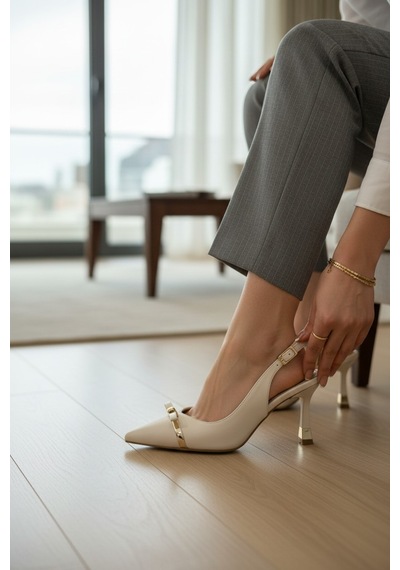 Enoch Kadın Taş Ve Metal Detaylı İnce Kadeh Topuklu Sivri Burun Slingback Ayakkabı Ten