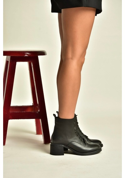 Fox Shoes Z555559203 Siyah Hakiki Deri Kalın Topuklu Postal Bot