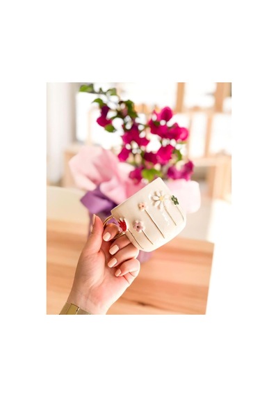 El Yapımı Bahar Çiçekleri Kabartmalı Kupa 24 Ayar Altın Dekorlu 300 Ml Mug Spring Flower Beyaz - Çok Renkli