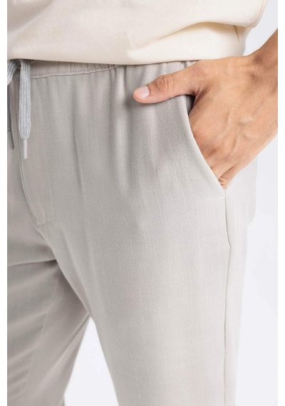 DeFacto Yazlık Jogger Pantolon Slim Fit Dar Kesim Beli Bağcıklı Cepli Düz Paça D8638AX24AUGR107 DeFacto Yazlık Jogger Pantolon Slim Fit Dar Kesim Beli Bağcıklı Cepli Düz Paça D8638AX24AUGR107