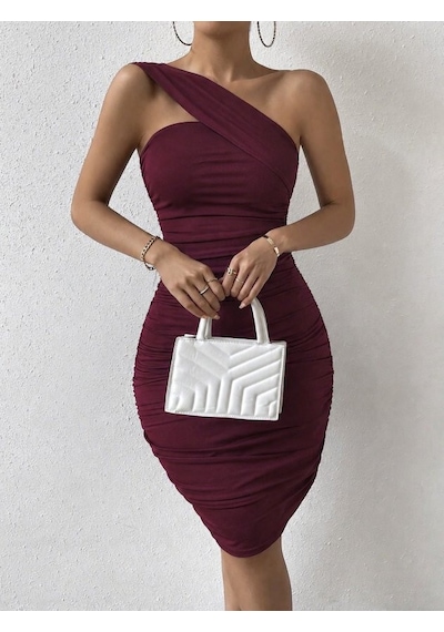 Efnaz Style Kadın Omuzlardan Açık Omuzdan Geçen Asimetrik Şerit Detaylı Büzgülü Kısa Dalgıç Elbise Bordo