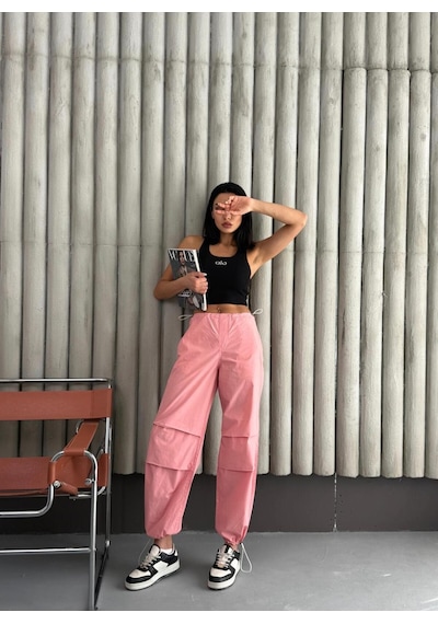Dizleri Pile Detaylı Paraşüt Pantolon Pembe