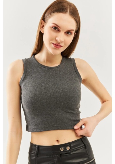 Butikgiz Kadın Sıfır Kol Bisiklet Yaka Vücuda Oturan %100 Pamuklu Kaşkorse Esnek Crop Bluz Füme