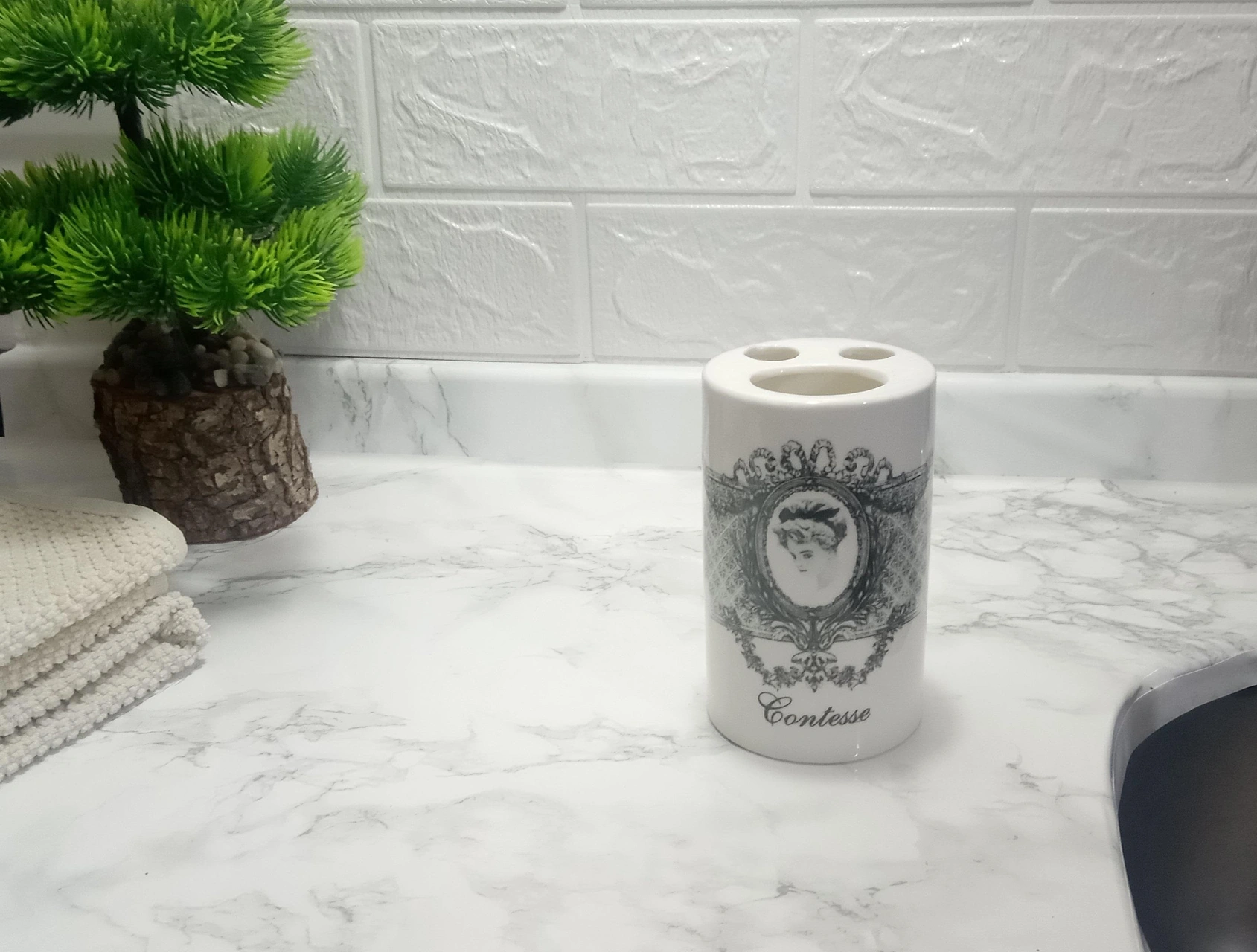 2 Adet Seramik Diş Fırçalık Kraliçe Model 7x7x11cm Banyo Seti Çok Renkli