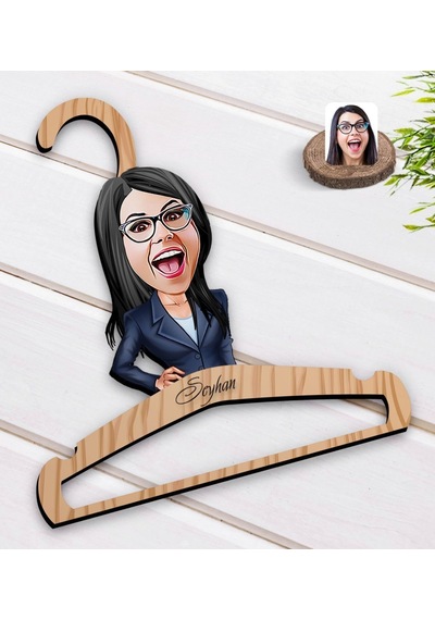 Kişiye Özel Kadın Patron Karikatürlü Standart Boy Ahşap Elbise Askısı-4