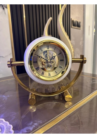 Lüks Gold Beyaz Çerçeveli Dekoratif Masa Saati İskelet Mekanizmalı Klasik Tasarım Altın