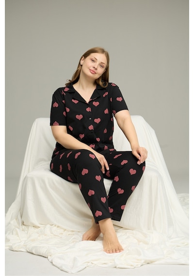 Siyah İnci Curve Büyük Beden Battal Boy Kısa Kollu Düğmeli Pamuklu Pijama Takımı Siyah Pembe Kalp Siyah İnci Curve Büyük Beden Battal Boy Kısa Kollu Düğmeli Pamuklu Pijama Takımı Siyah Pembe Kalp