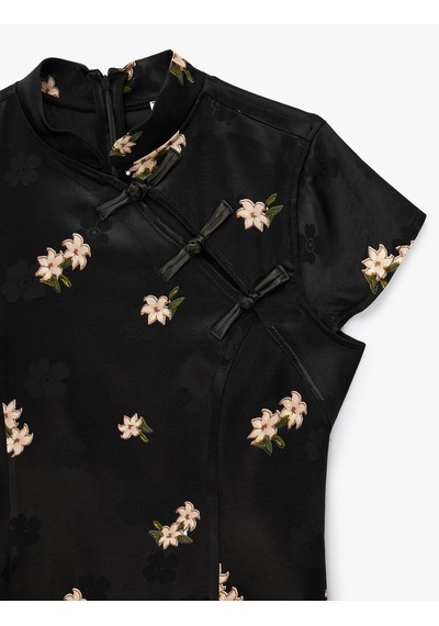 Koton Slim Fit Süs Düğmeli Kap Kol Mandarin Yaka Çiçekli Saten Qipao Mini Elbise Siyah Desenli 7wak80011ew Koton Slim Fit Süs Düğmeli Kap Kol Mandarin Yaka Çiçekli Saten Qipao Mini Elbise Siyah Desenli 7wak80011ew