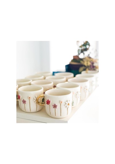 El Yapımı Bahar Çiçekleri Kabartmalı Kupa 24 Ayar Altın Dekorlu 300 Ml Mug Spring Flower Beyaz - Çok Renkli