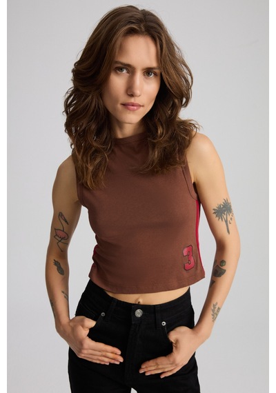 ETHIQUET YES IN Kadın Kontrast şeritli Baskılı %100 Organik Pamuk Crop Kolsuz Kahverengi T-Shirt