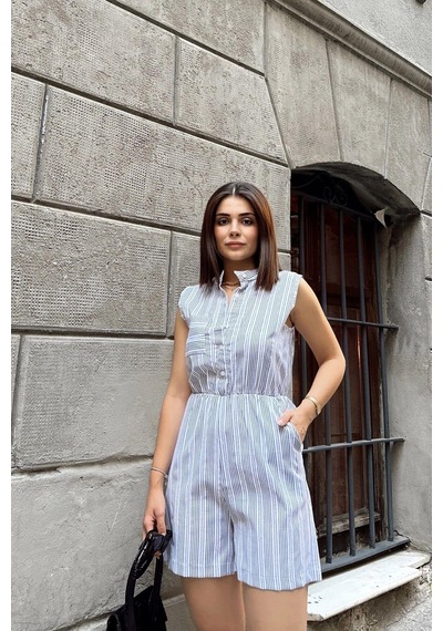 Laci Kolsuz, Düğmeli Hakim Yaka, Beli Lastikli, Cepli, Şort Modelli Kısa Çizgili Tulum Lacivert