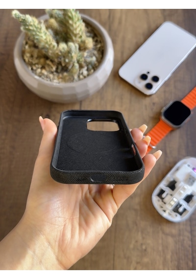 Apple iPhone 16 Pro Uyumlu Kadife Yüzeyli Magsafe Uyumlu Premium Kılıf Soocase691 Siyah
