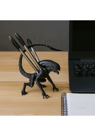Alien Figürlü Kalemlik Siyah