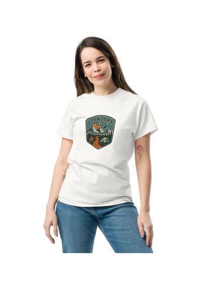 Wildstyle Uzaklara Git Renkli Vintage Dağ Doğa Macera Rozet Baskılı Unisex Bisiklet Yaka Pamuklu Tişört Beyaz