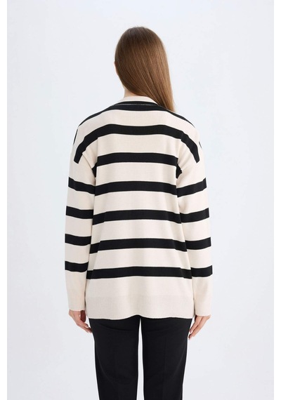 Defacto Regular Fit V Yaka Çizgili Düğme Kapmalı Tunik Triko Hırka D2445AX24WNBK81 Siyah Defacto Regular Fit V Yaka Çizgili Düğme Kapmalı Tunik Triko Hırka D2445AX24WNBK81 Siyah