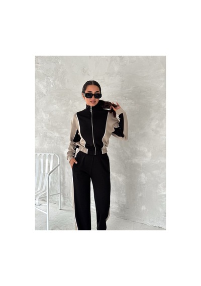 Gugus Kadın Trend Eşofman Takımı Dik Yaka Fermuarlı Bol Paça Yanları Şeritli Aysho Model Siyah-bej Gugus Kadın Trend Eşofman Takımı Dik Yaka Fermuarlı Bol Paça Yanları Şeritli Aysho Model Siyah-bej