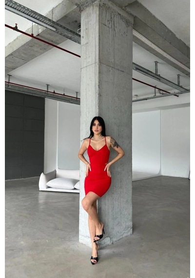 Emvera Kadın Krep Kumaş V Yaka Kemerli Mini Askılı Elbise Kırmızı