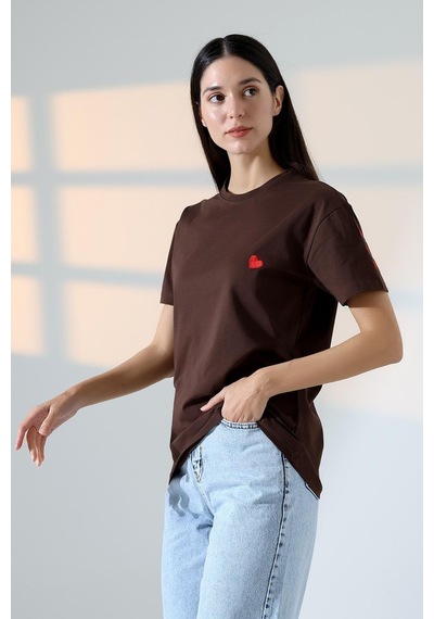 Kadın Kalp Nakışlı Bisiklet Yaka T-shirt Kahverengi